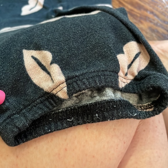 Monrow lounge pants. Super cute and comfy. Size XS - Picture 4 of 4